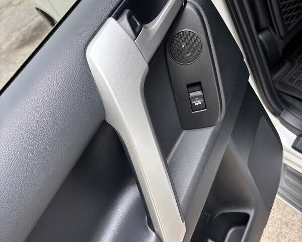 Тойота Ленд Крузер Прадо 2021 в Сумах на Automoto.ua Белый Тойота Ленд Крузер Прадо, объемом двигателя 3.96 л и пробегом 45 тыс. км за 53499 $, фото 37 на Automoto.ua