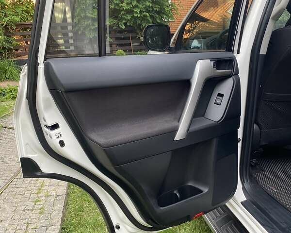 Білий Тойота Ленд Крузер Прадо, об'ємом двигуна 3.96 л та пробігом 15 тис. км за 55000 $, фото 3 на Automoto.ua