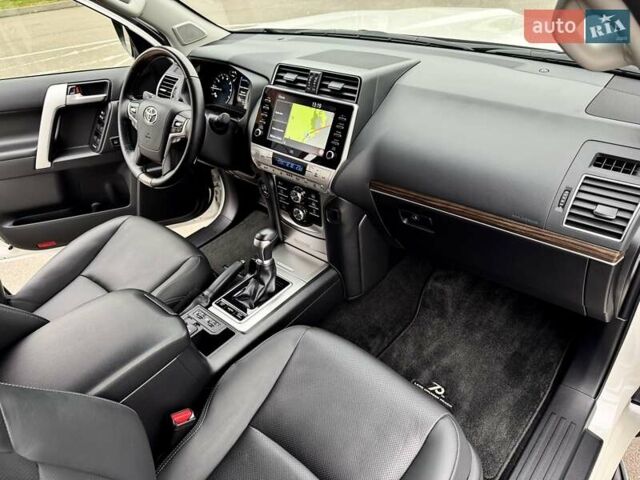 Белый Тойота Ленд Крузер Прадо, объемом двигателя 3.96 л и пробегом 43 тыс. км за 56500 $, фото 38 на Automoto.ua