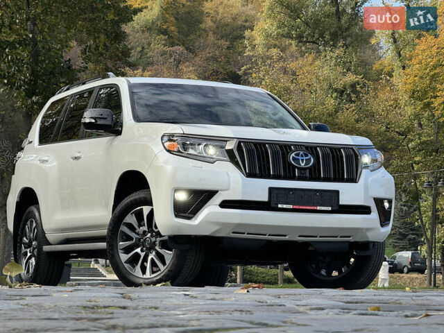 Белый Тойота Ленд Крузер Прадо, объемом двигателя 4 л и пробегом 22 тыс. км за 54999 $, фото 155 на Automoto.ua