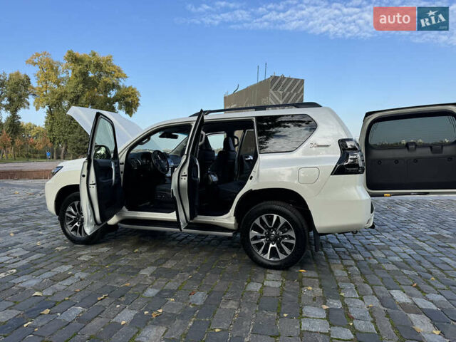 Белый Тойота Ленд Крузер Прадо, объемом двигателя 4 л и пробегом 22 тыс. км за 54999 $, фото 79 на Automoto.ua