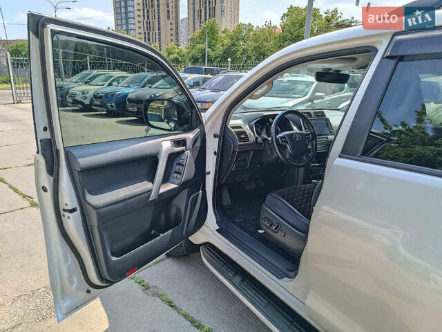 Белый Тойота Ленд Крузер Прадо, объемом двигателя 4 л и пробегом 46 тыс. км за 42990 $, фото 16 на Automoto.ua