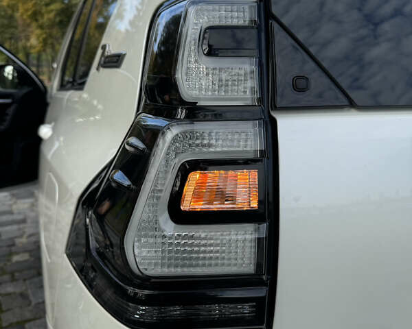 Белый Тойота Ленд Крузер Прадо, объемом двигателя 4 л и пробегом 22 тыс. км за 54999 $, фото 26 на Automoto.ua