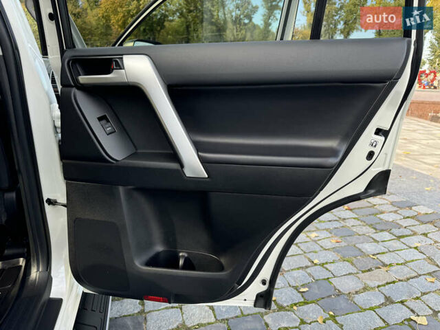 Белый Тойота Ленд Крузер Прадо, объемом двигателя 4 л и пробегом 22 тыс. км за 54999 $, фото 128 на Automoto.ua