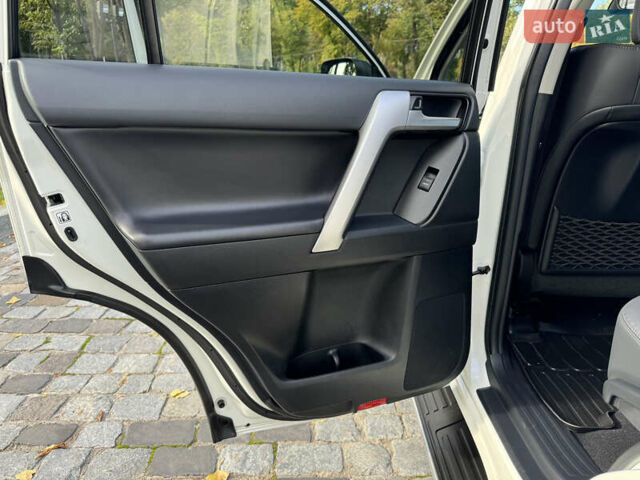 Белый Тойота Ленд Крузер Прадо, объемом двигателя 4 л и пробегом 22 тыс. км за 54999 $, фото 133 на Automoto.ua