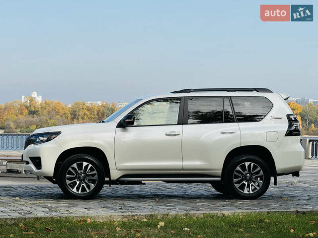 Белый Тойота Ленд Крузер Прадо, объемом двигателя 4 л и пробегом 22 тыс. км за 54999 $, фото 13 на Automoto.ua