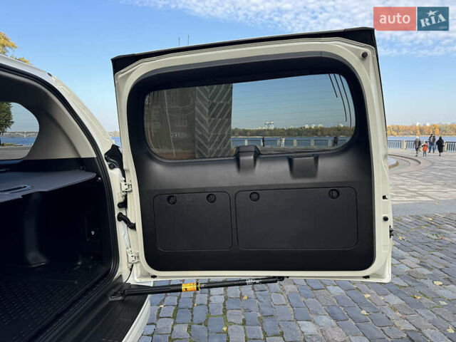 Белый Тойота Ленд Крузер Прадо, объемом двигателя 4 л и пробегом 22 тыс. км за 54999 $, фото 135 на Automoto.ua