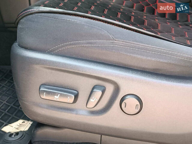 Белый Тойота Ленд Крузер Прадо, объемом двигателя 4 л и пробегом 46 тыс. км за 42990 $, фото 19 на Automoto.ua