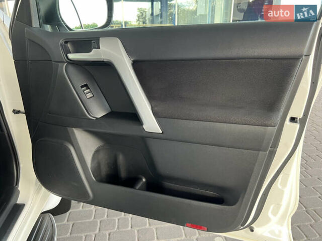 Белый Тойота Ленд Крузер Прадо, объемом двигателя 3.96 л и пробегом 73 тыс. км за 44500 $, фото 19 на Automoto.ua