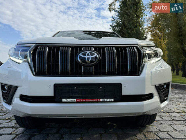 Белый Тойота Ленд Крузер Прадо, объемом двигателя 4 л и пробегом 22 тыс. км за 54999 $, фото 149 на Automoto.ua