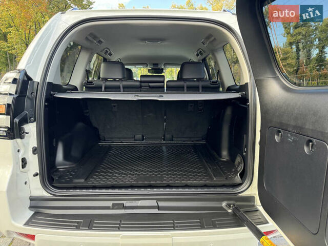 Белый Тойота Ленд Крузер Прадо, объемом двигателя 4 л и пробегом 22 тыс. км за 54999 $, фото 138 на Automoto.ua