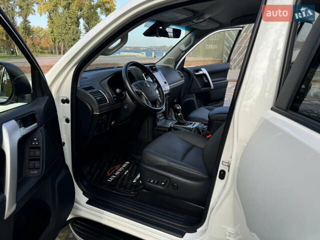 Белый Тойота Ленд Крузер Прадо, объемом двигателя 4 л и пробегом 22 тыс. км за 54999 $, фото 130 на Automoto.ua