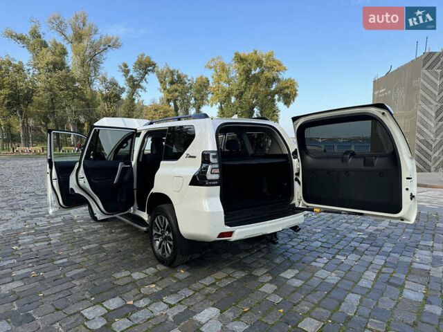 Белый Тойота Ленд Крузер Прадо, объемом двигателя 4 л и пробегом 22 тыс. км за 54999 $, фото 78 на Automoto.ua