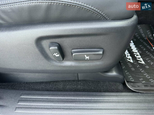 Белый Тойота Ленд Крузер Прадо, объемом двигателя 4 л и пробегом 22 тыс. км за 54999 $, фото 58 на Automoto.ua