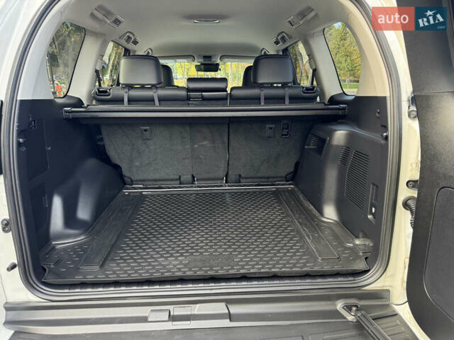 Белый Тойота Ленд Крузер Прадо, объемом двигателя 4 л и пробегом 22 тыс. км за 54999 $, фото 140 на Automoto.ua