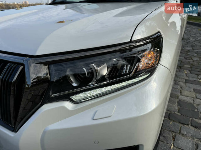 Белый Тойота Ленд Крузер Прадо, объемом двигателя 4 л и пробегом 22 тыс. км за 54999 $, фото 151 на Automoto.ua