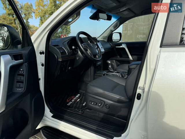 Белый Тойота Ленд Крузер Прадо, объемом двигателя 4 л и пробегом 22 тыс. км за 54999 $, фото 52 на Automoto.ua