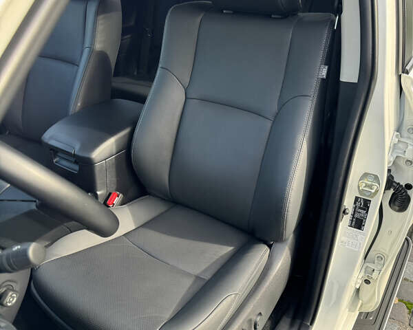 Белый Тойота Ленд Крузер Прадо, объемом двигателя 4 л и пробегом 22 тыс. км за 54999 $, фото 131 на Automoto.ua