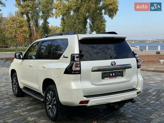 Белый Тойота Ленд Крузер Прадо, объемом двигателя 4 л и пробегом 22 тыс. км за 54999 $, фото 170 на Automoto.ua