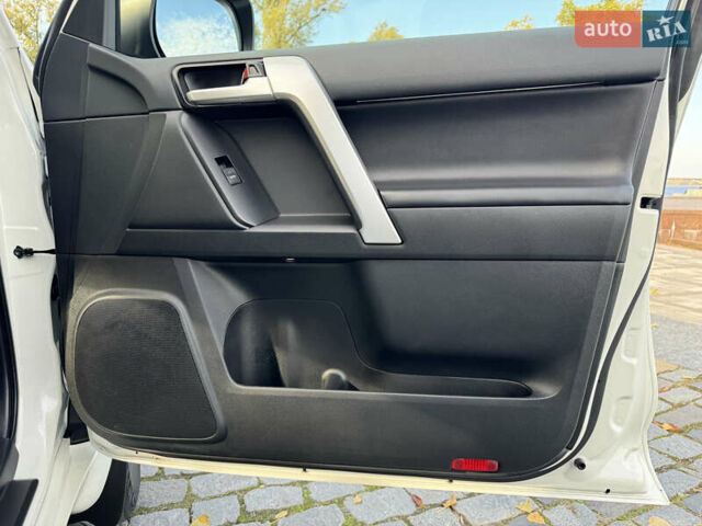 Белый Тойота Ленд Крузер Прадо, объемом двигателя 4 л и пробегом 22 тыс. км за 54999 $, фото 127 на Automoto.ua