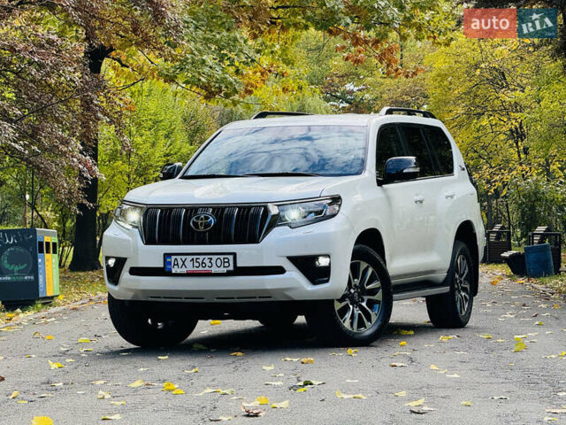 Белый Тойота Ленд Крузер Прадо, объемом двигателя 4 л и пробегом 22 тыс. км за 54999 $, фото 113 на Automoto.ua