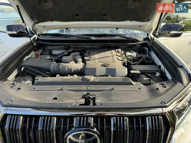 Белый Тойота Ленд Крузер Прадо, объемом двигателя 4 л и пробегом 22 тыс. км за 54999 $, фото 76 на Automoto.ua