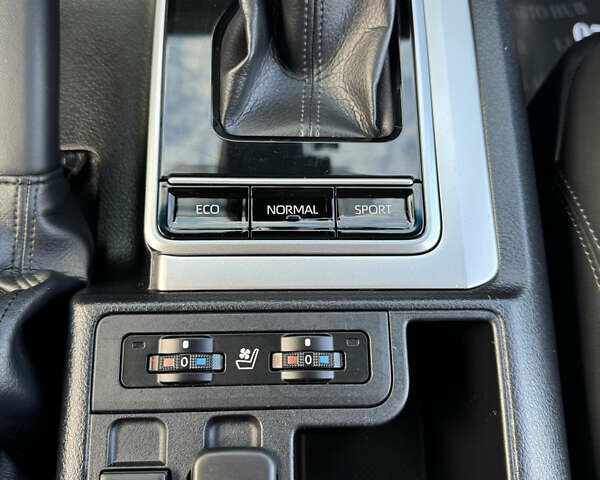 Белый Тойота Ленд Крузер Прадо, объемом двигателя 4 л и пробегом 22 тыс. км за 54999 $, фото 56 на Automoto.ua