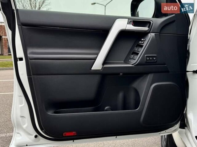 Белый Тойота Ленд Крузер Прадо, объемом двигателя 3.96 л и пробегом 43 тыс. км за 56500 $, фото 26 на Automoto.ua