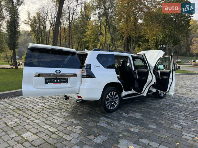 Белый Тойота Ленд Крузер Прадо, объемом двигателя 4 л и пробегом 22 тыс. км за 54999 $, фото 84 на Automoto.ua