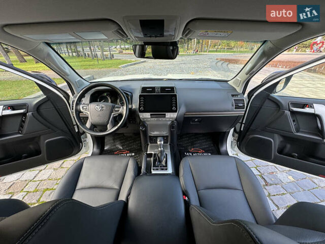 Белый Тойота Ленд Крузер Прадо, объемом двигателя 4 л и пробегом 22 тыс. км за 54999 $, фото 54 на Automoto.ua