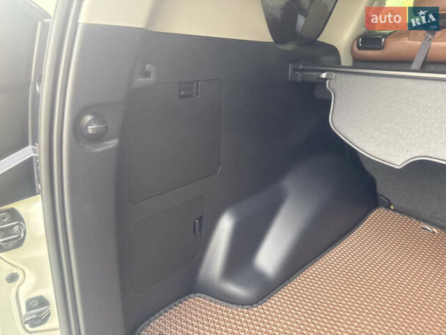 Белый Тойота Ленд Крузер Прадо, объемом двигателя 2.76 л и пробегом 28 тыс. км за 55500 $, фото 61 на Automoto.ua