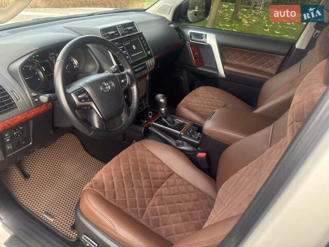 Белый Тойота Ленд Крузер Прадо, объемом двигателя 2.76 л и пробегом 28 тыс. км за 55500 $, фото 51 на Automoto.ua