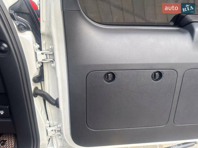 Белый Тойота Ленд Крузер Прадо, объемом двигателя 2.76 л и пробегом 28 тыс. км за 55500 $, фото 63 на Automoto.ua