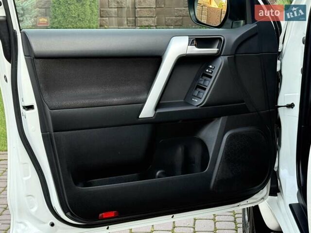 Белый Тойота Ленд Крузер Прадо, объемом двигателя 2.76 л и пробегом 37 тыс. км за 49900 $, фото 96 на Automoto.ua