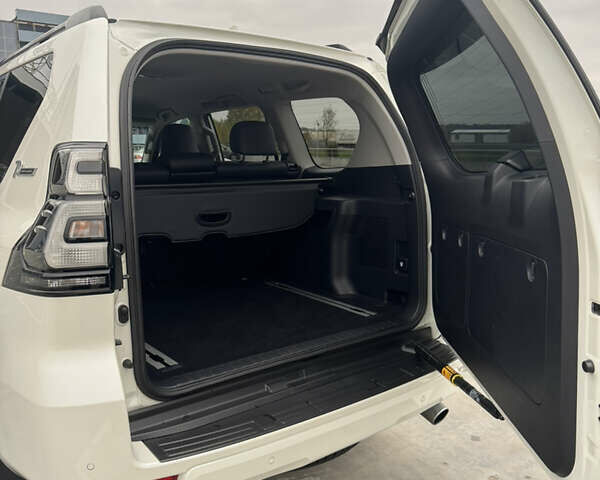 Белый Тойота Ленд Крузер Прадо, объемом двигателя 3.96 л и пробегом 28 тыс. км за 54500 $, фото 9 на Automoto.ua