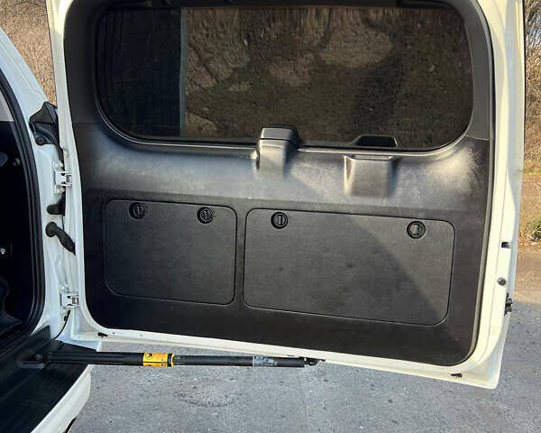 Белый Тойота Ленд Крузер Прадо, объемом двигателя 3.96 л и пробегом 134 тыс. км за 42900 $, фото 66 на Automoto.ua