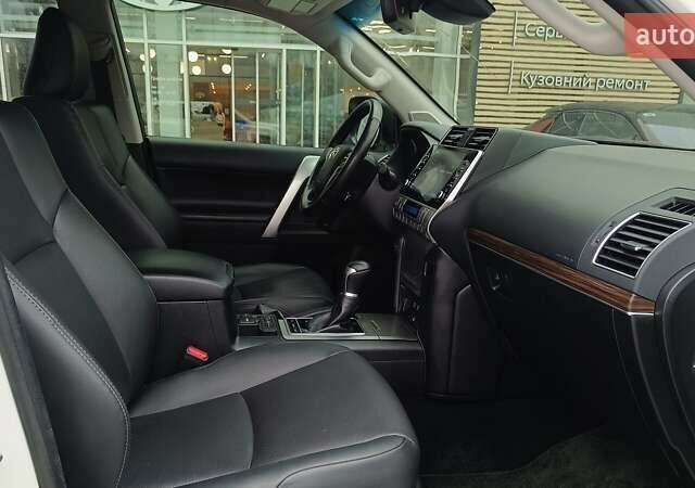 Белый Тойота Ленд Крузер Прадо, объемом двигателя 3.96 л и пробегом 39 тыс. км за 61819 $, фото 5 на Automoto.ua