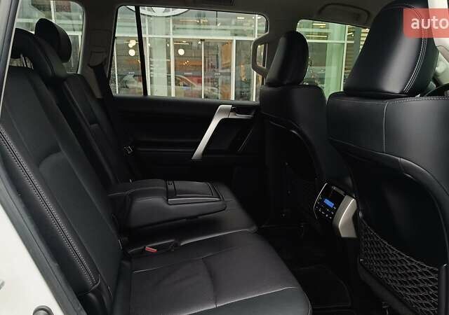 Белый Тойота Ленд Крузер Прадо, объемом двигателя 3.96 л и пробегом 39 тыс. км за 61819 $, фото 6 на Automoto.ua