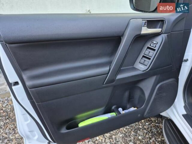 Белый Тойота Ленд Крузер Прадо, объемом двигателя 3.96 л и пробегом 71 тыс. км за 50900 $, фото 31 на Automoto.ua