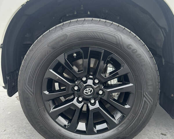 Белый Тойота Ленд Крузер Прадо, объемом двигателя 3.96 л и пробегом 28 тыс. км за 54500 $, фото 10 на Automoto.ua