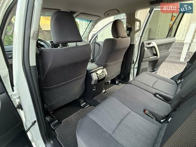 Белый Тойота Ленд Крузер Прадо, объемом двигателя 2.76 л и пробегом 37 тыс. км за 49900 $, фото 6 на Automoto.ua