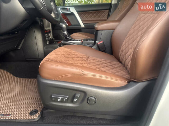 Белый Тойота Ленд Крузер Прадо, объемом двигателя 2.76 л и пробегом 28 тыс. км за 55500 $, фото 58 на Automoto.ua