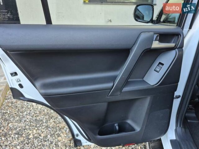 Белый Тойота Ленд Крузер Прадо, объемом двигателя 3.96 л и пробегом 71 тыс. км за 50900 $, фото 34 на Automoto.ua