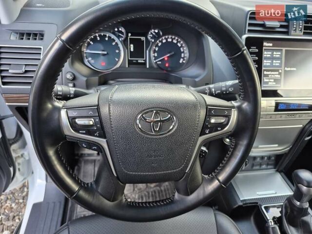 Белый Тойота Ленд Крузер Прадо, объемом двигателя 3.96 л и пробегом 71 тыс. км за 50900 $, фото 30 на Automoto.ua