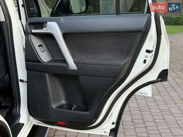 Белый Тойота Ленд Крузер Прадо, объемом двигателя 2.76 л и пробегом 37 тыс. км за 49900 $, фото 7 на Automoto.ua