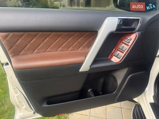 Белый Тойота Ленд Крузер Прадо, объемом двигателя 2.76 л и пробегом 28 тыс. км за 55500 $, фото 47 на Automoto.ua