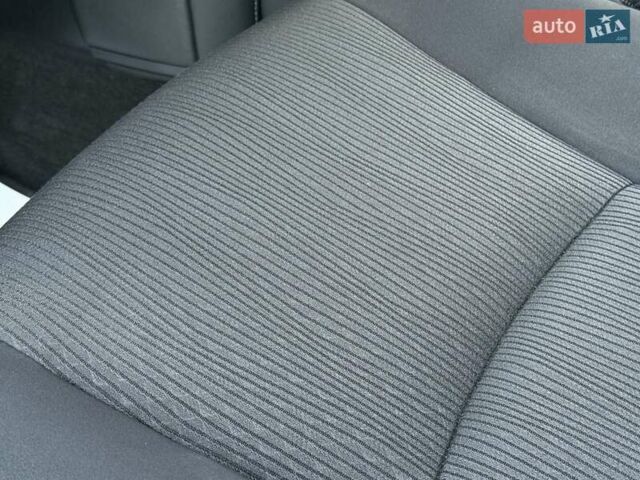 Белый Тойота Ленд Крузер Прадо, объемом двигателя 2.76 л и пробегом 37 тыс. км за 49900 $, фото 101 на Automoto.ua