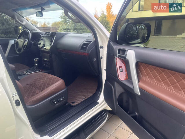 Белый Тойота Ленд Крузер Прадо, объемом двигателя 2.76 л и пробегом 28 тыс. км за 55500 $, фото 70 на Automoto.ua