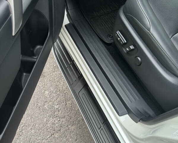 Белый Тойота Ленд Крузер Прадо, объемом двигателя 3.96 л и пробегом 28 тыс. км за 54500 $, фото 7 на Automoto.ua