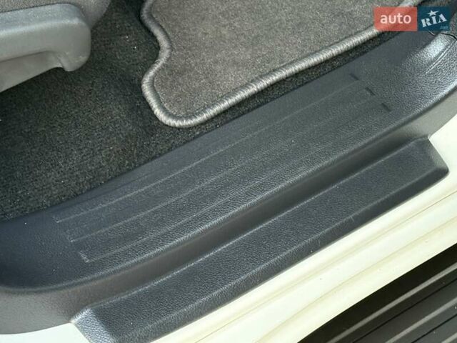 Белый Тойота Ленд Крузер Прадо, объемом двигателя 2.76 л и пробегом 37 тыс. км за 49900 $, фото 11 на Automoto.ua